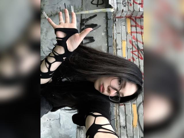 Welcome to cammodel profile for AverySweet: Nails
