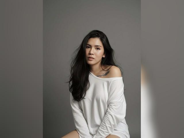 Connect with webcam model RiriStarr: Nails