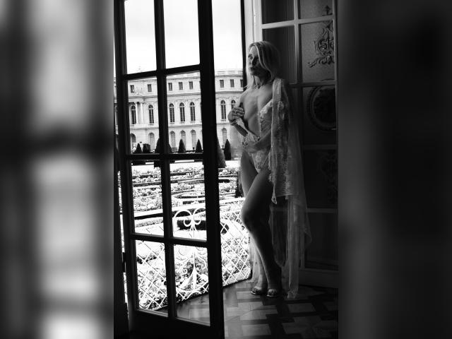 Welcome to cammodel profile for GloriaLovely: Nipple play