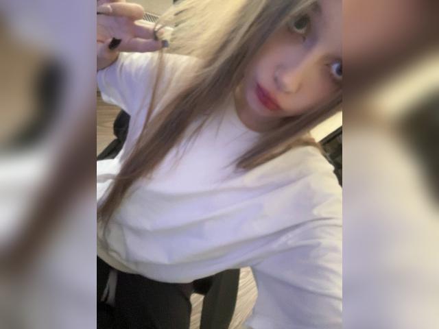 Why not cam2cam with StellaVibe: Nails