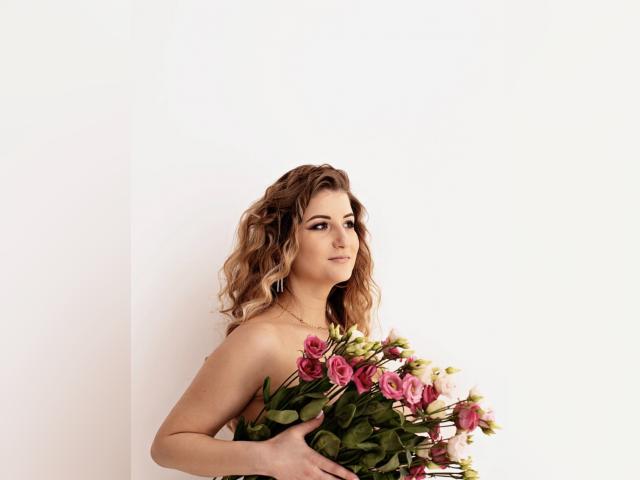 Explore your dreams with webcam model MissCutieXW: Strip-tease