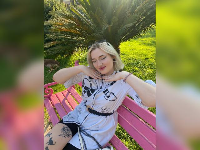 Explore your dreams with webcam model Emily777