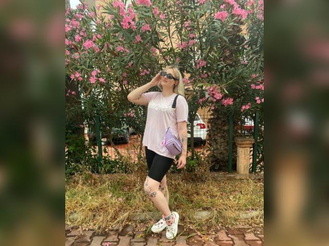 Connect with webcam model Emily777