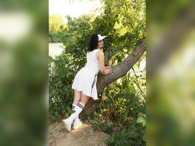 Welcome to cammodel profile for NinaS25: Nails
