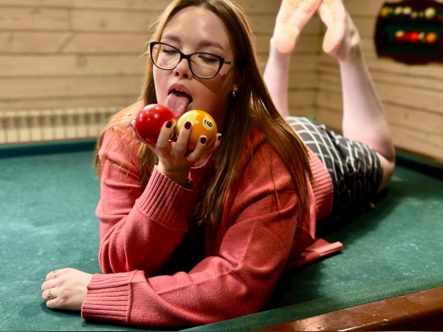 Welcome to cammodel profile for LeiraSugar: Nails