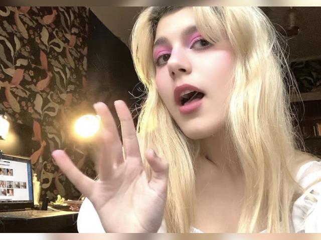 Adult chat with LanaDestiny: Nails