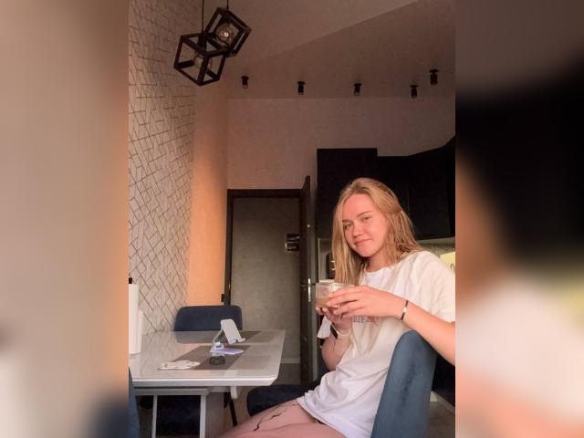 Adult chat with CutePrincess: Legs, feet & shoes