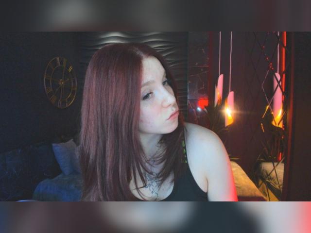 Start video chat with LaylaGlam: Lipstick