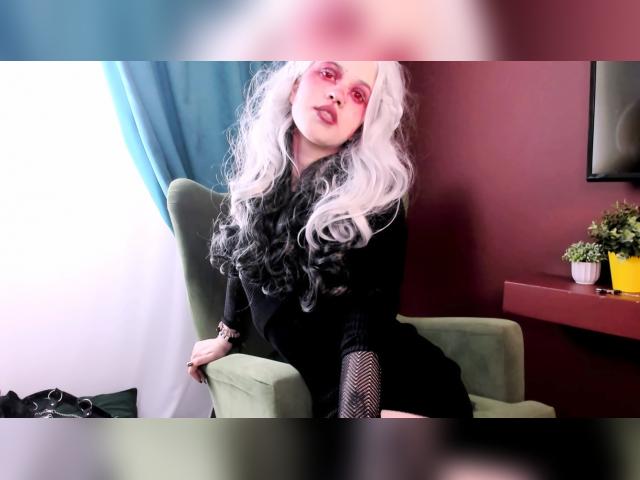 Adult chat with NoellePaws: Kissing