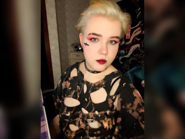 Connect with webcam model roxieluna: Gloves