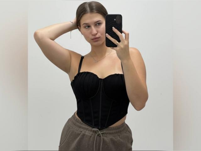 Adult chat with HoneyMoon: Outfits