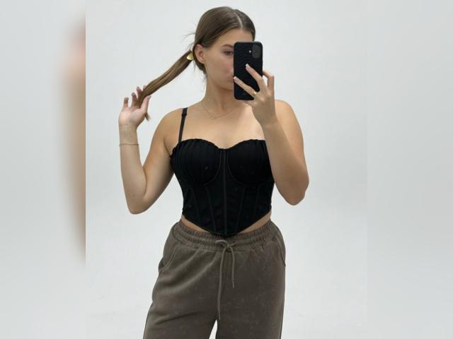Welcome to cammodel profile for HoneyMoon: Nails