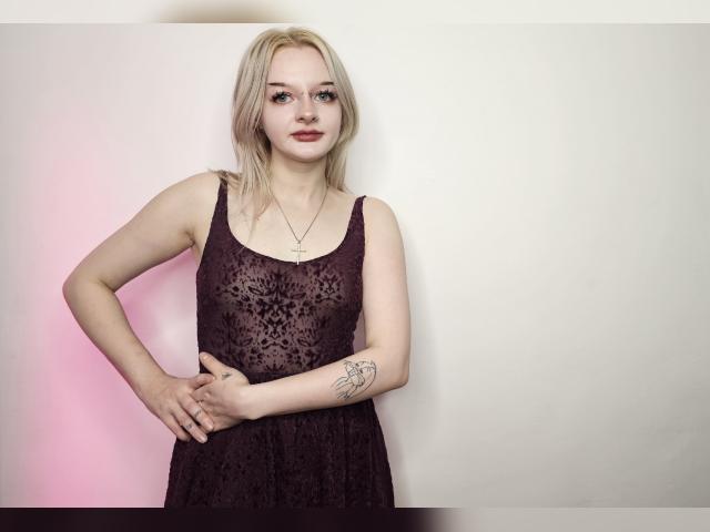 Adult chat with Alessa: Legs, feet & shoes
