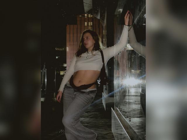 Start video chat with JennyGo: Art