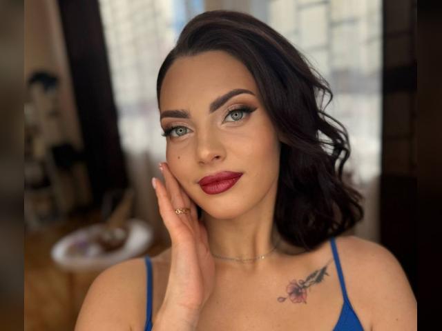 Why not cam2cam with PearlFox: Travel