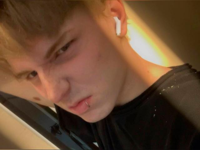 Adult chat with KevinMilky: Nipple play