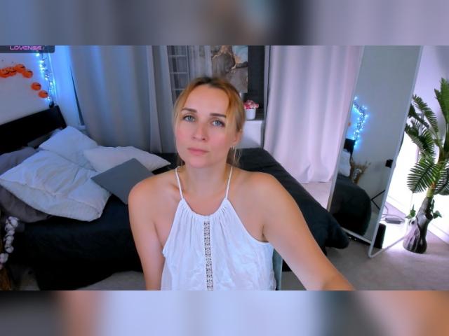 Welcome to cammodel profile for KarinellaSeduct: Lingerie & stockings