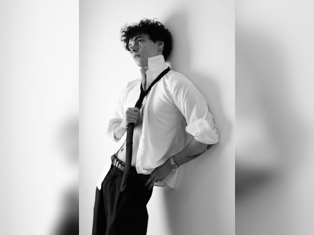 Why not cam2cam with TommyJamm: Leather