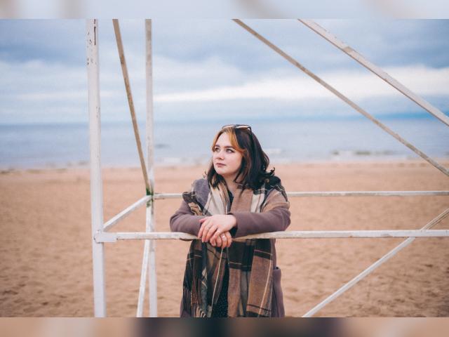 Explore your dreams with webcam model lunaali: Kissing