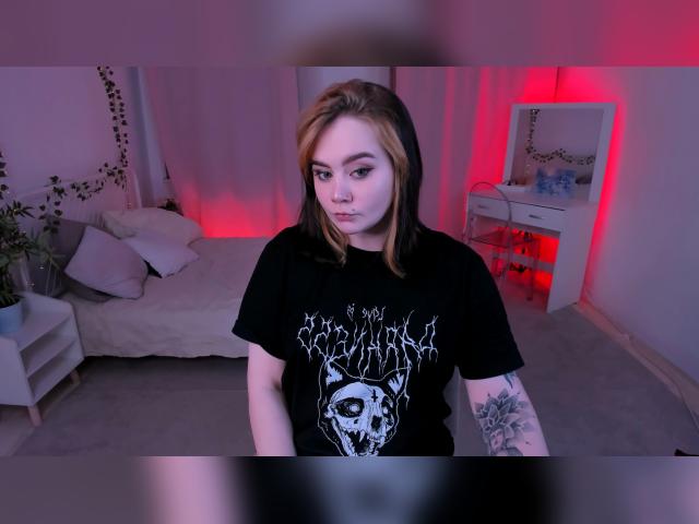 Connect with webcam model lunaali: Piercings & tattoos