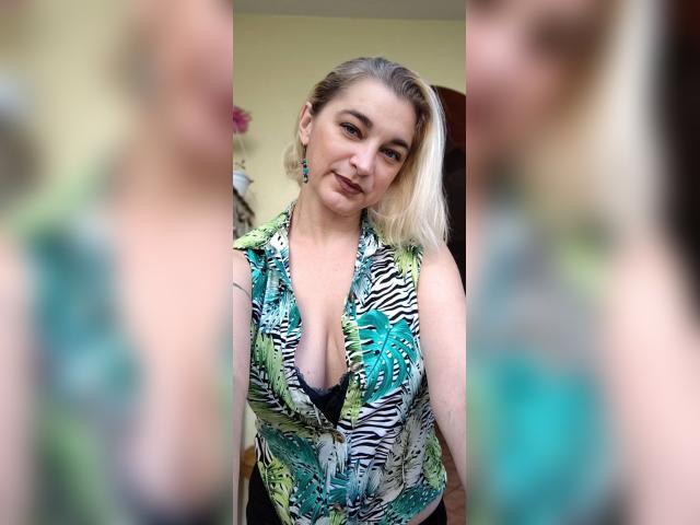 Adult chat with GoldenAngel: Conversation