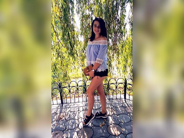 Explore your dreams with webcam model KralyaGret