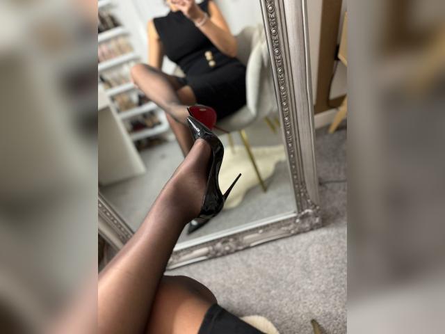 Find your cam match with Yantian: Nipple play
