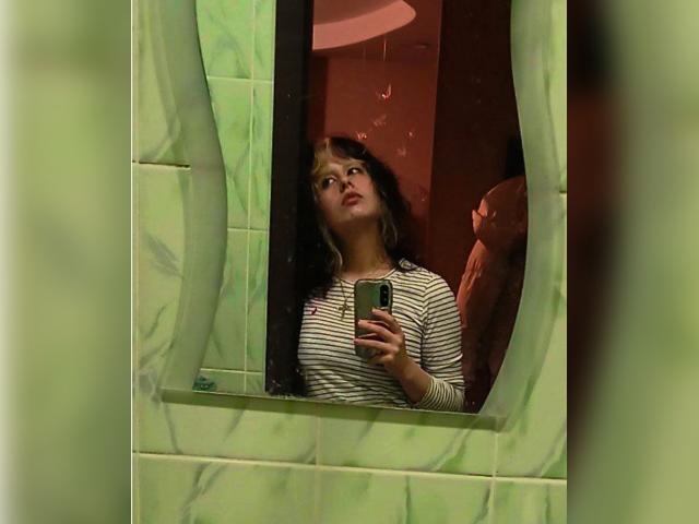 Why not cam2cam with AuraElle: Travel