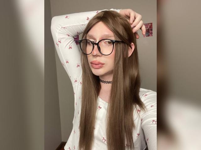 Connect with webcam model YoiMika: Legs, feet & shoes