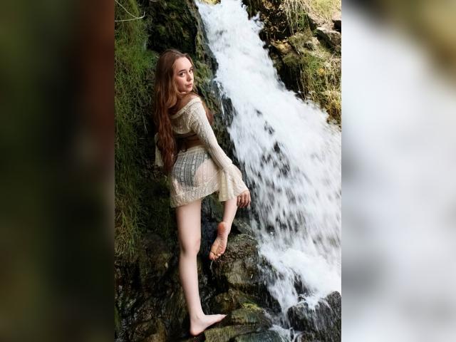 Connect with webcam model Marleee: Strip-tease