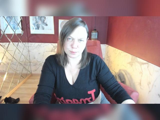 Welcome to cammodel profile for KellyPerfection: Exhibition