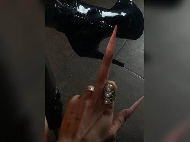 Welcome to cammodel profile for MoniqueCruz: Leather