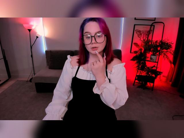 Why not cam2cam with lunaali: Nails