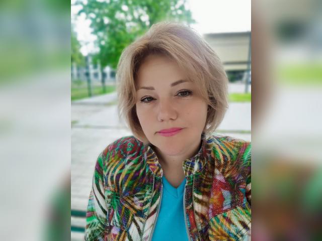 Adult chat with AlliRain: Legs, feet & shoes