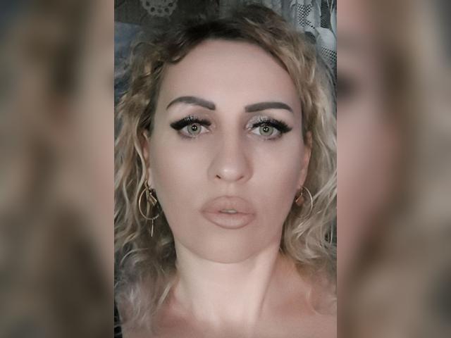 Welcome to cammodel profile for SweetRoxi: Make up