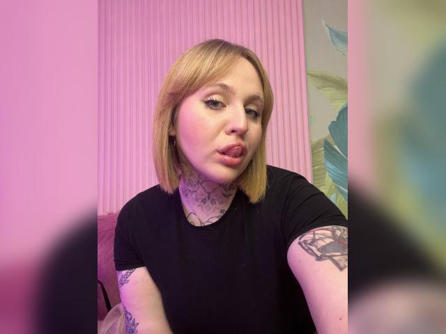 Why not cam2cam with SerenaV34: Piercings & tattoos