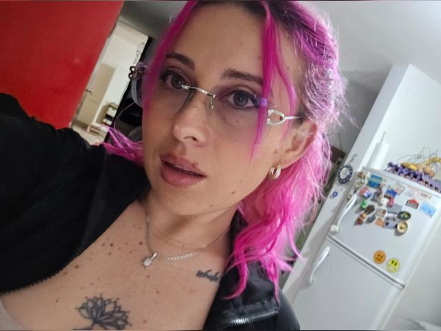 Welcome to cammodel profile for Misscharlot: Nails