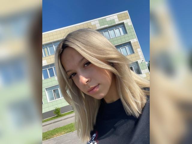 Why not cam2cam with ElzaX: Nails