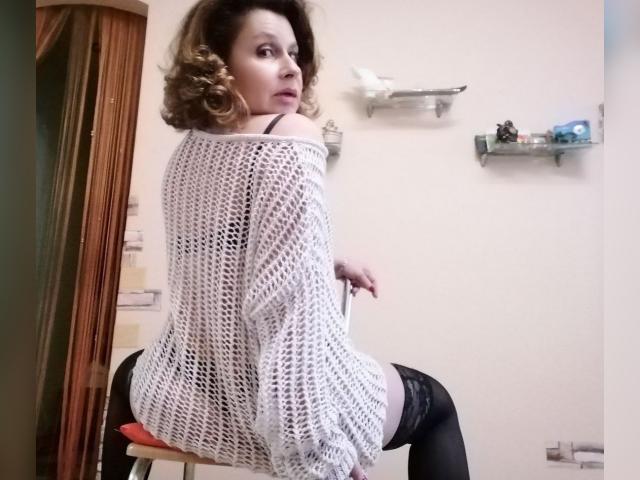 Explore your dreams with webcam model MatElenore: Kissing