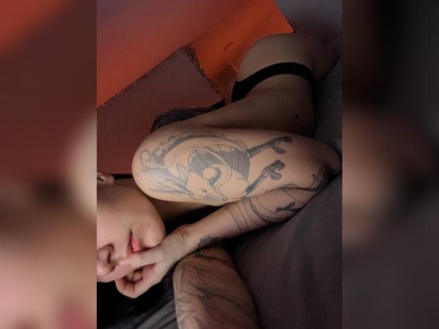 Adult chat with KellyWoods: Legs, feet & shoes