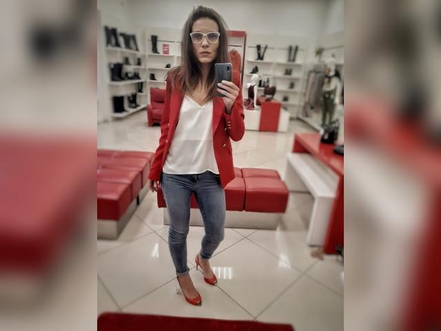 Connect with webcam model loladan