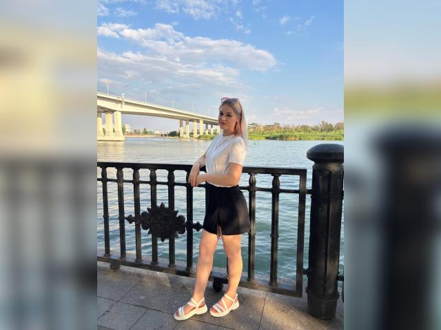 Explore your dreams with webcam model MollyV64: Legs, feet & shoes