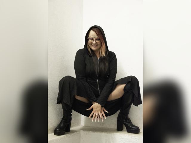 Welcome to cammodel profile for MistressDaemon: Kissing