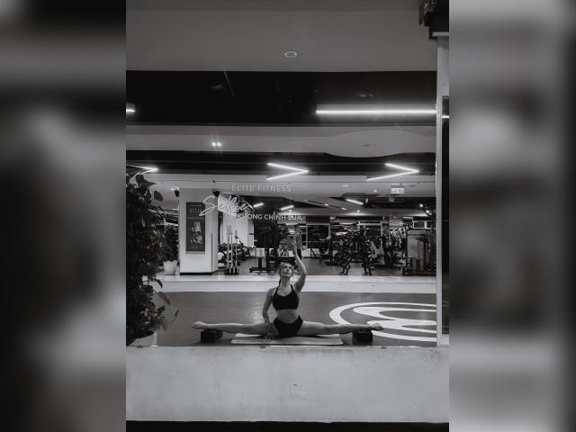 Why not cam2cam with HaiHeelss: Outdoor Activities