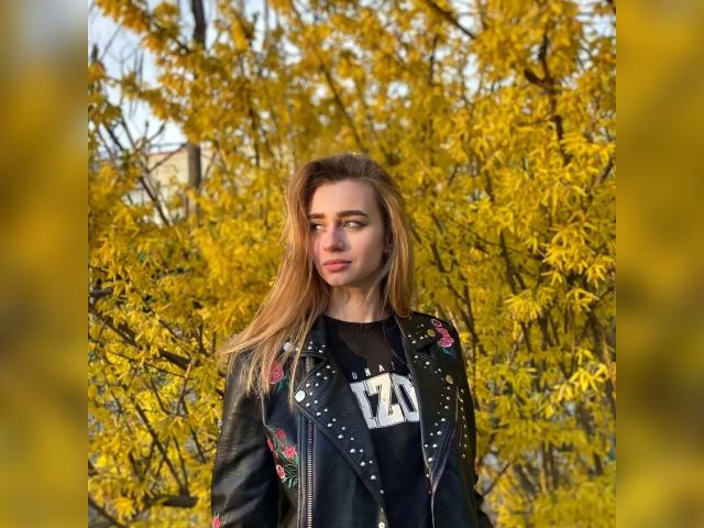 Why not cam2cam with BlondeDaisy: Outfits