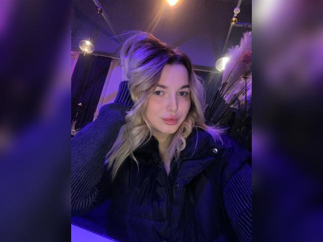 Explore your dreams with webcam model KarinaT58: Strip-tease