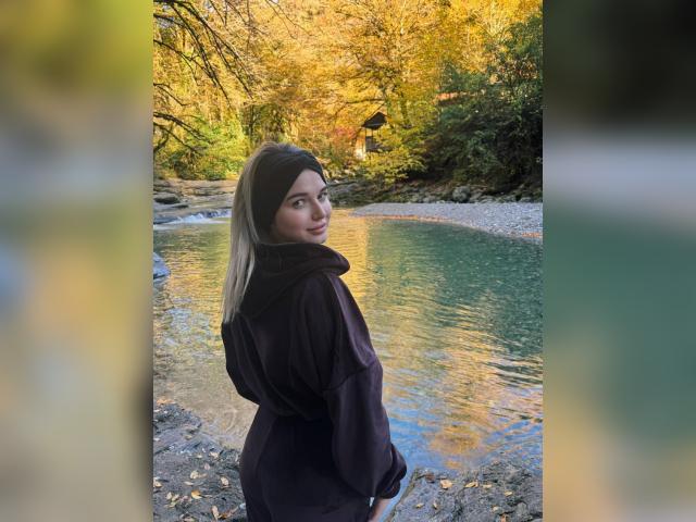 Connect with webcam model KarinaT58: Smoking