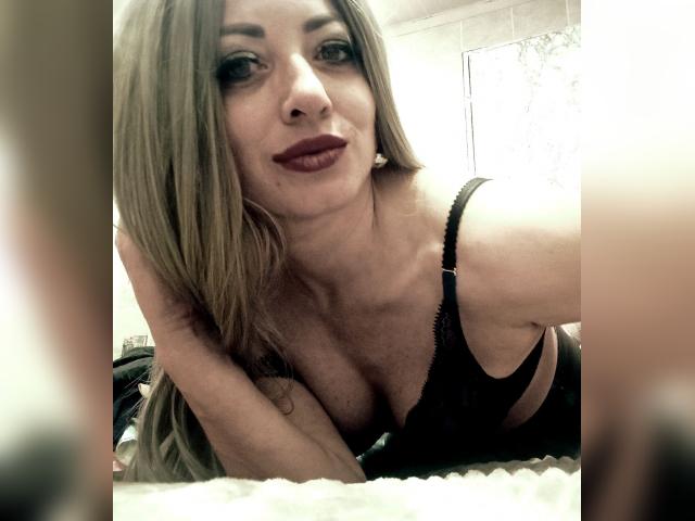 Adult chat with lionessforever1: Kissing