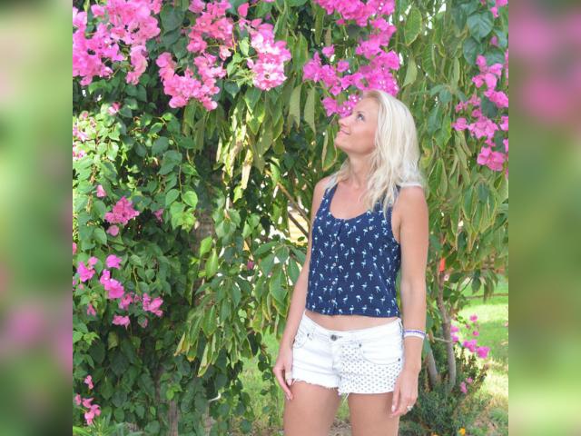 Adult webcam chat with Poise00180