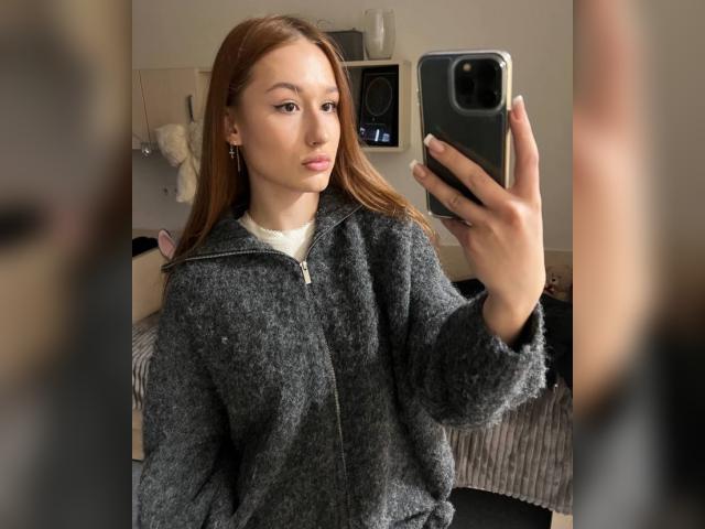 Welcome to cammodel profile for DivineFlirt: Smoking